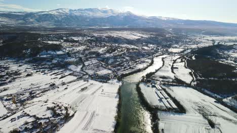 Vista-Panorámica-Aérea-Del-Río-Celina-Con-Paisaje-Nevado-Y-La-Luz-Del-Sol-Reflejada-En-El-Agua,-Dálmata,-Croacia