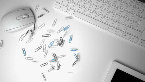 grupo de clips de papel derramándose sobre el escritorio de la oficina