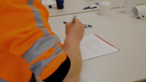 hombre trabajador de la construcción toma una prueba