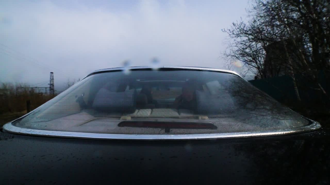 차의 뒷창에서 비가 오는 날의 풍경