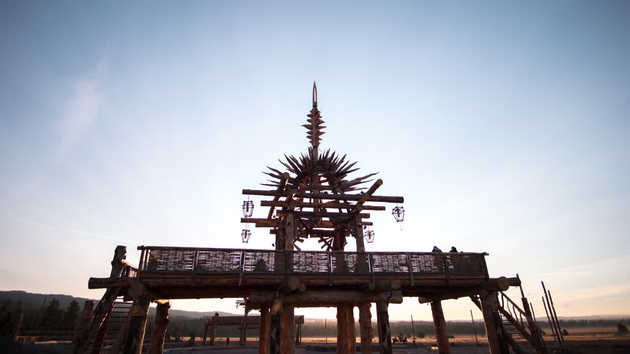 카메라가 조명된 사원을 향해 이동할 때 긴 노출 달과 별에서 해가 뜨는 시점까지의 하이퍼 라프스 전환