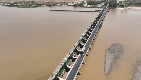 Eine-Luftaufnahme-Einer-Dorfflussbrücke-Tagsüber-In-Einer-Ländlichen-Landschaft