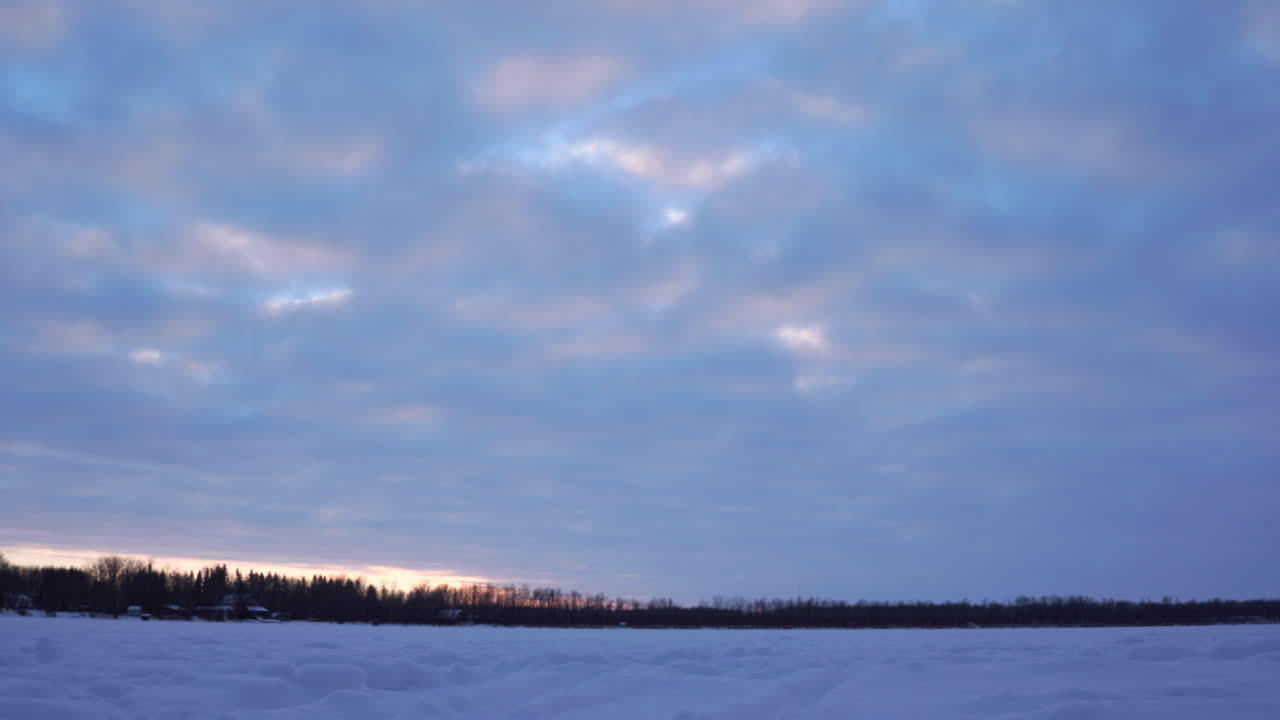은빛 해변 호수의 얼어붙은 물 위의 저녁 저속