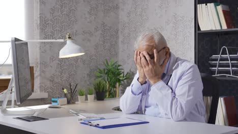 El-Médico-Senior-Está-Aburrido-Y-Cansado-Del-Trabajo.