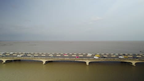 vista de drones del tercer puente continental de lagos con vehículos en movimiento