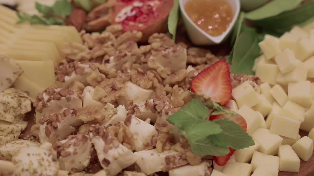 호두, 과일, 꿀로 장식된 다양한 치즈 보드의 상세 뷰