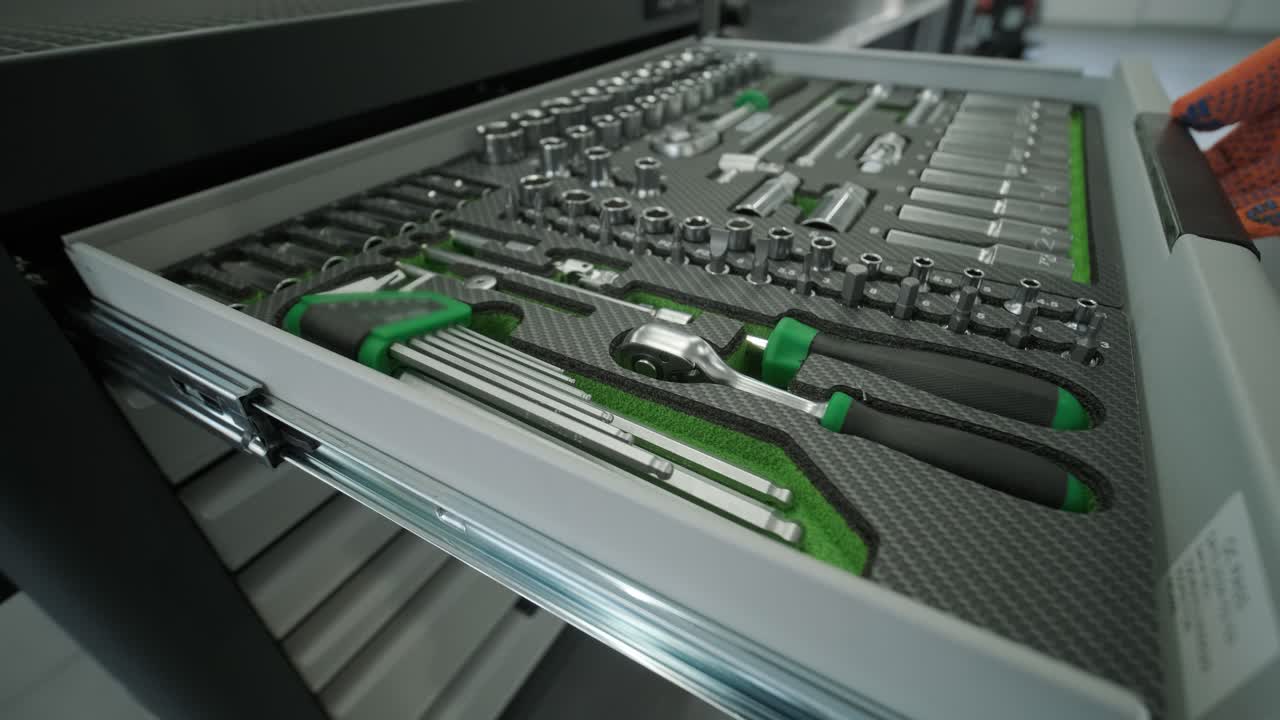 cajón de herramientas en un servicio de automóviles moderno