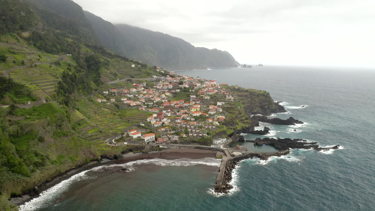Filmagens aéreas de drone da praia e cidade de Seixal na costa norte da Madeira, Portugal