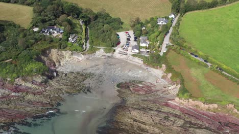 Toma-De-órbita-Aérea-De-Talland-Bay-En-La-Costa-De-Cornualles