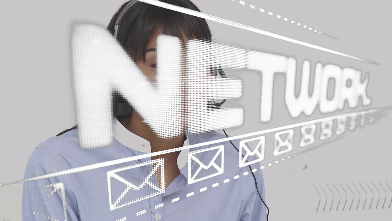 iconos de texto y mensajes de redes sociales en ejecutivas de atención al cliente que hablan por teléfono