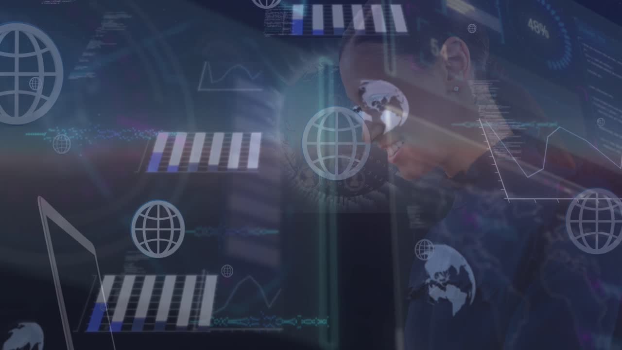 animación de gráficos en movimiento e iconos de redes informáticas sobre una feliz mujer de negocios biracial que usa una computadora portátil