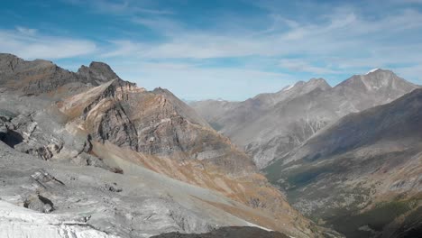 sobrevuelo aéreo alrededor de un excursionista con vistas al glaciar allalin y hohlaub con el pico allalinhorn y mattmarksee a la vista cerca de saas-fee en valais, suiza en un soleado día de verano en los alpes suizos