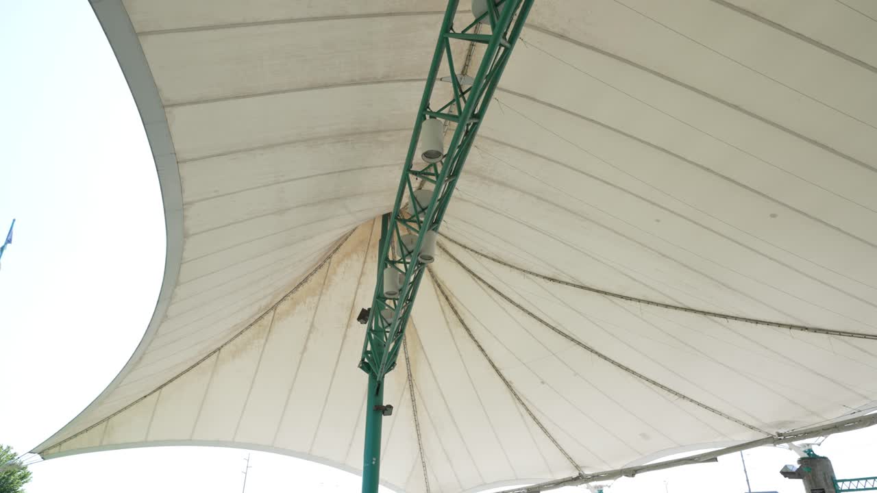 파빌리온에서 강철 지지대를 검사하기 위해 앞으로 나아가는 슬로우 모션