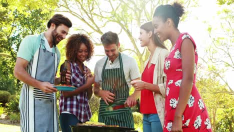 hombre sirviendo barbacoa a sus amigos