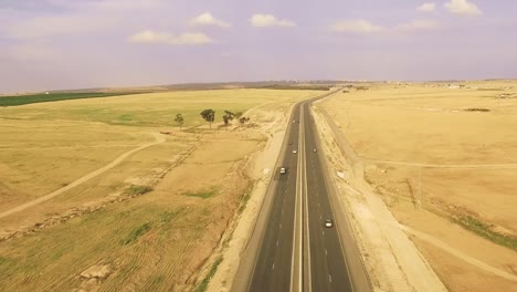 carretera asfaltada a lo largo de un paisaje desértico seco