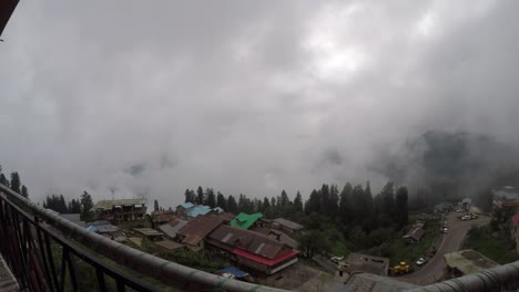 Zeitraffer-Von-Wolken,-Die-über-Einem-Bergdorf-Im-Himalaya-Aufsteigen