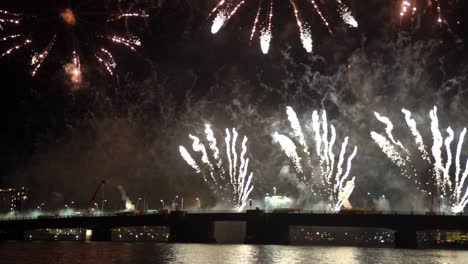 imágenes en cámara lenta del espectáculo de fuegos artificiales en aalborg, dinamarca