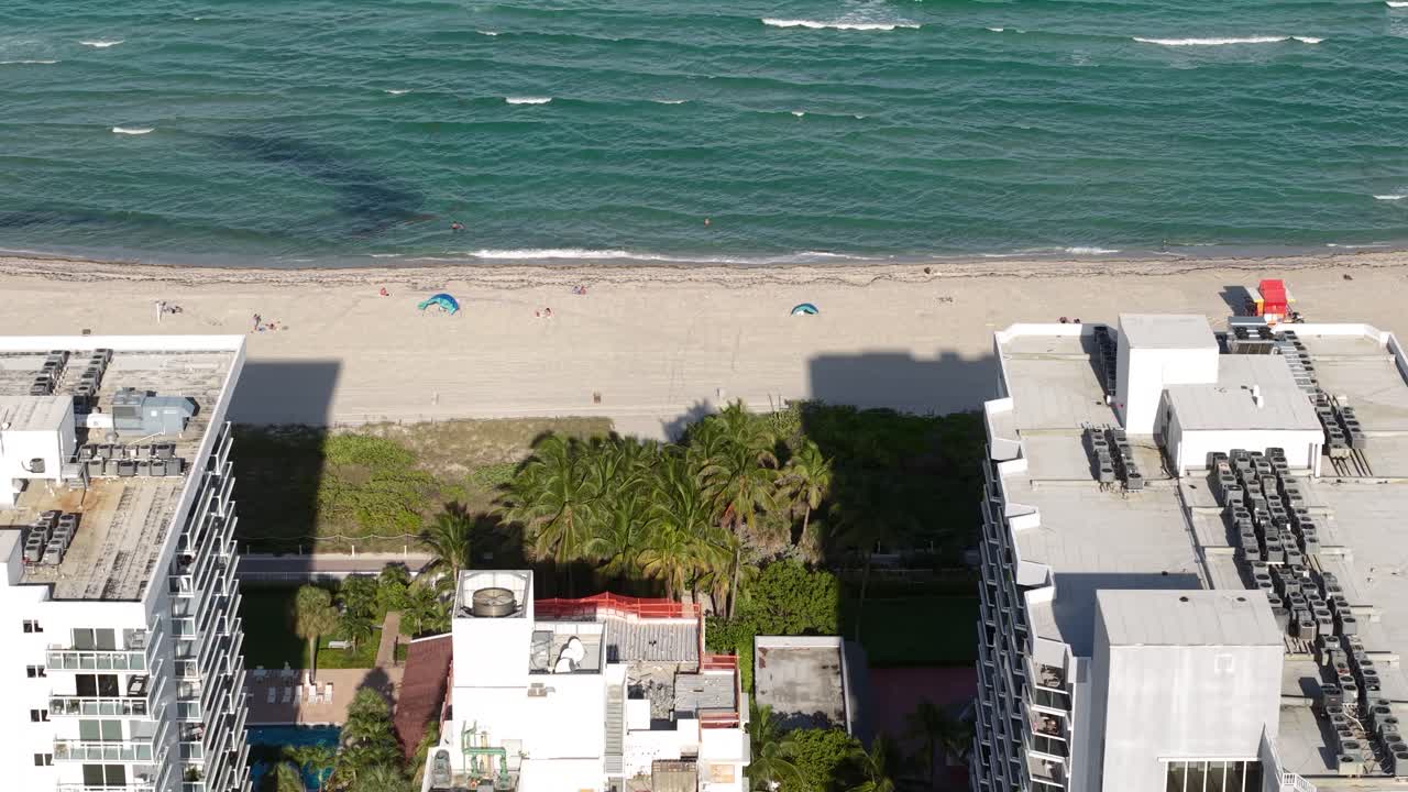 Toma con dron de Miami Beach, Florida, EE. UU., edificios de apartamentos frente al mar y costa arenosa