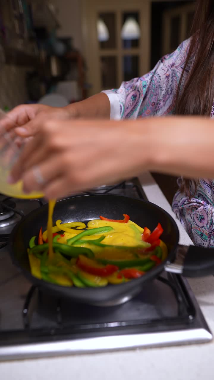 mujer preparando una tortilla de verduras