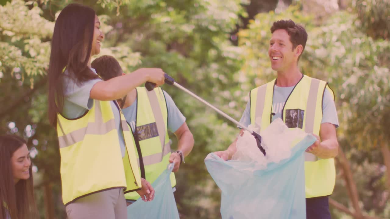 행복 한 다양한 그룹 이 시골 에서 쓰레기 를 모으고 있는 빛 의 비디오