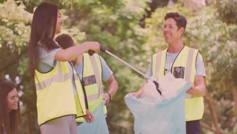 video de luces sobre un grupo feliz y diverso recogiendo basura en el campo