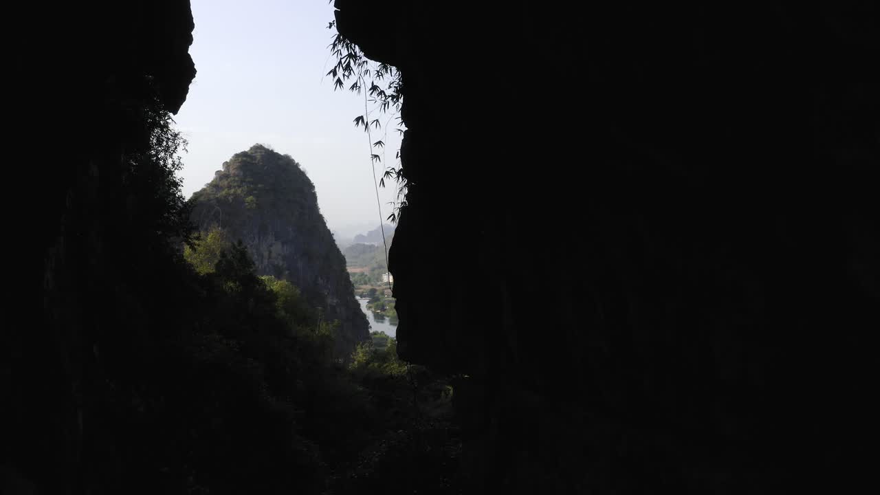 절벽에 로프가 연결된 보물동굴 암벽등반 장소