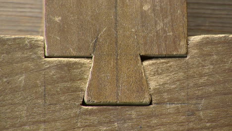 primer plano de la junta de madera de cola de milano con marcas de lápiz