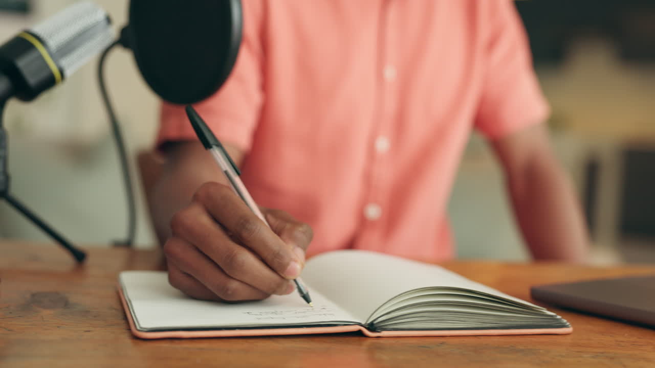 podcast hombre negro escribiendo idea de música en el cuaderno
