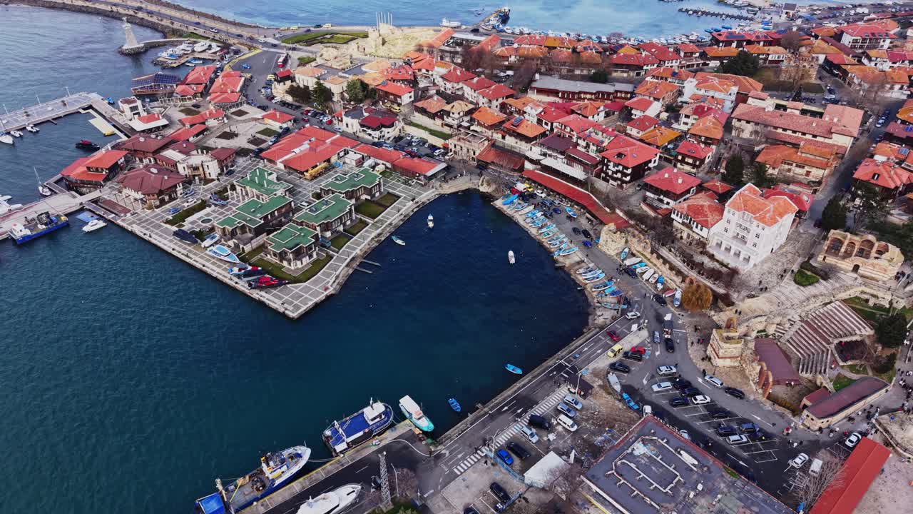 Nesebar, Bulgarien visar färgglada byggnader och båtar vid havet