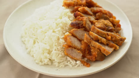 Gebratenes-Schweinefleisch-Auf-Reis-Mit-Scharfer-Dip-Sauce