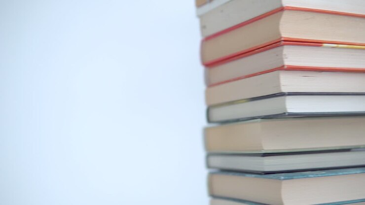 Una pila di libri su uno sfondo luminoso