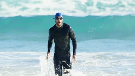 Männlicher-Surfer-Läuft-Am-Strand