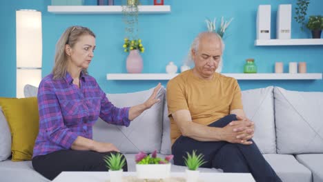 una mujer ofendida por su marido, una pareja que no se lleva bien.