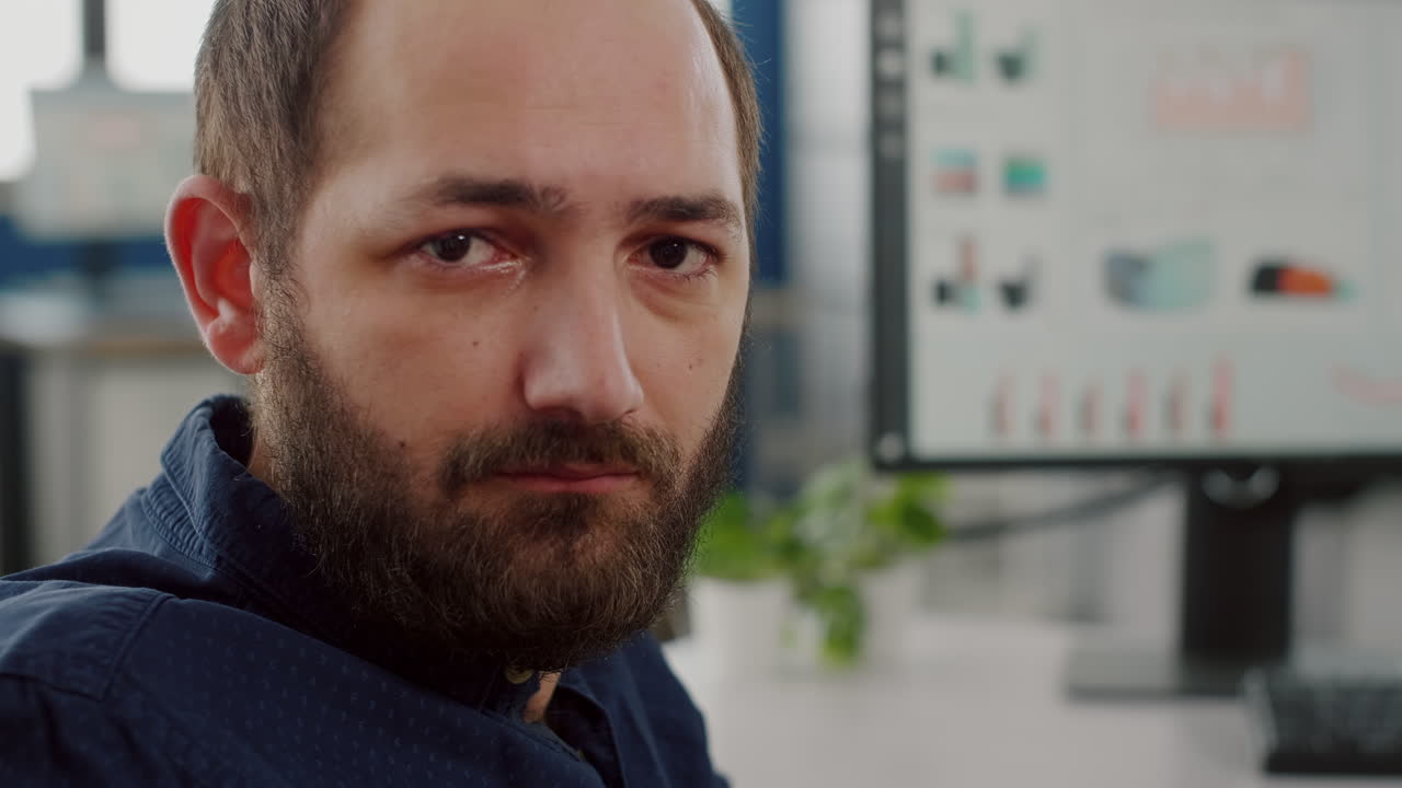 retrato de un gerente de negocios discapacitado y inválido que parece cansado