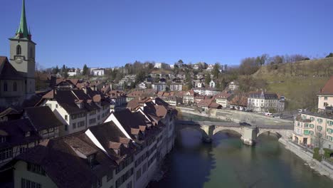 Langsamer-Schwenk-über-Die-Berner-Altstadt-Von-Einer-Brücke-über-Die-Aare-Aus