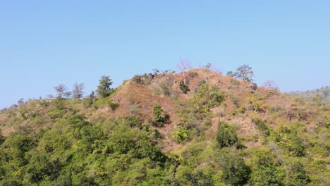paisaje árido de la cordillera seca por la tarde desde un ángulo diferente