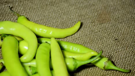 pimientos picantes con especias en la mesa de madera de cerca