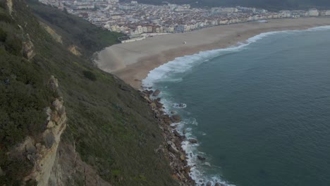 Flächendrohnenaufnahmen-Der-Stadt-Nazare-An-Der-Küste-Portugals,-Gefilmt-Während-Der-Goldenen-Stunde-Des-Sonnenuntergangs-4k