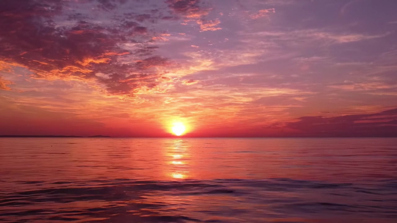 Tramonto mozzafiato su acque calme: Uno spettacolo accattivante di colori e riflessi mentre il sole tramonta all'orizzonte, dipingendo il cielo con tonalità mozzafiato.