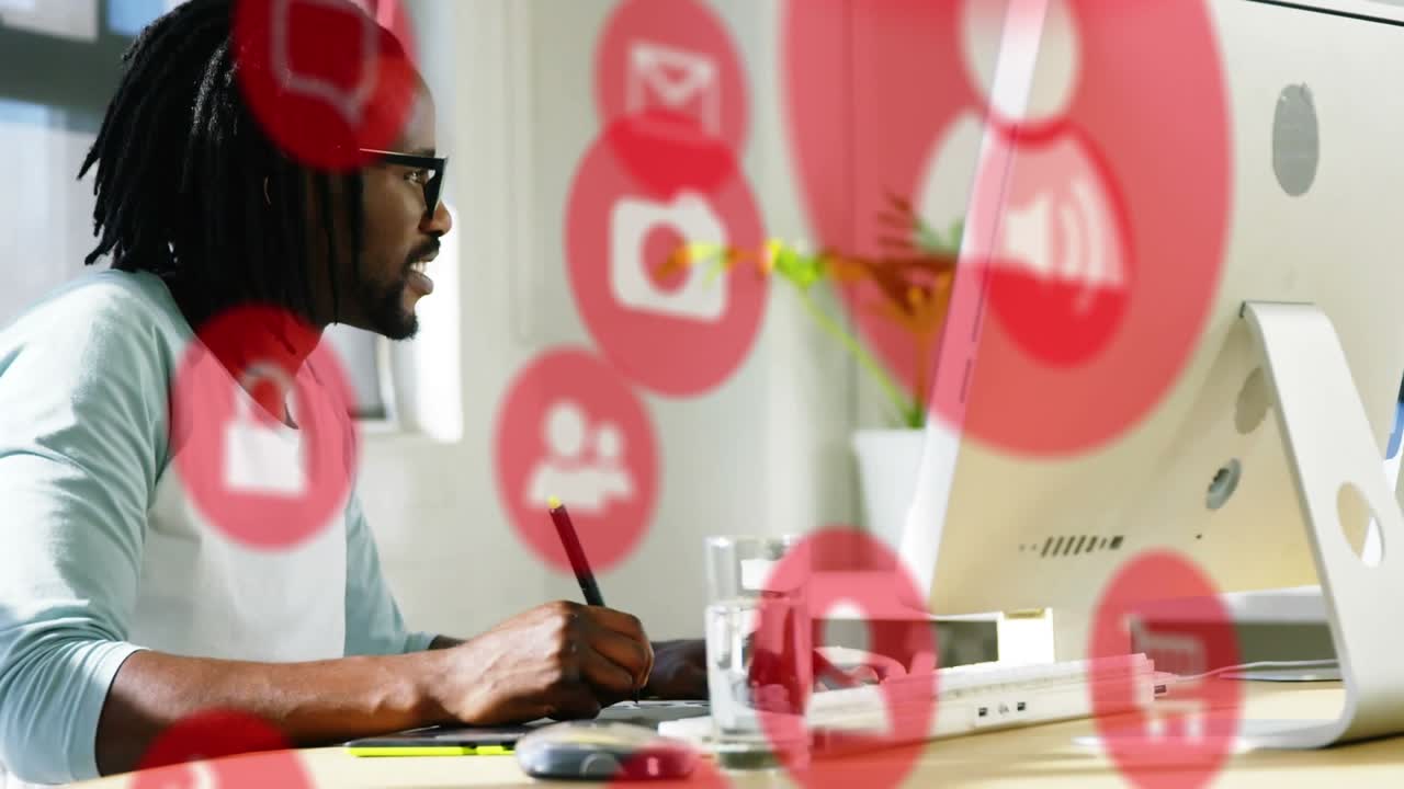 Animazione di icona digitale su un graphic designer afroamericano che utilizza una tavoletta grafica in ufficio