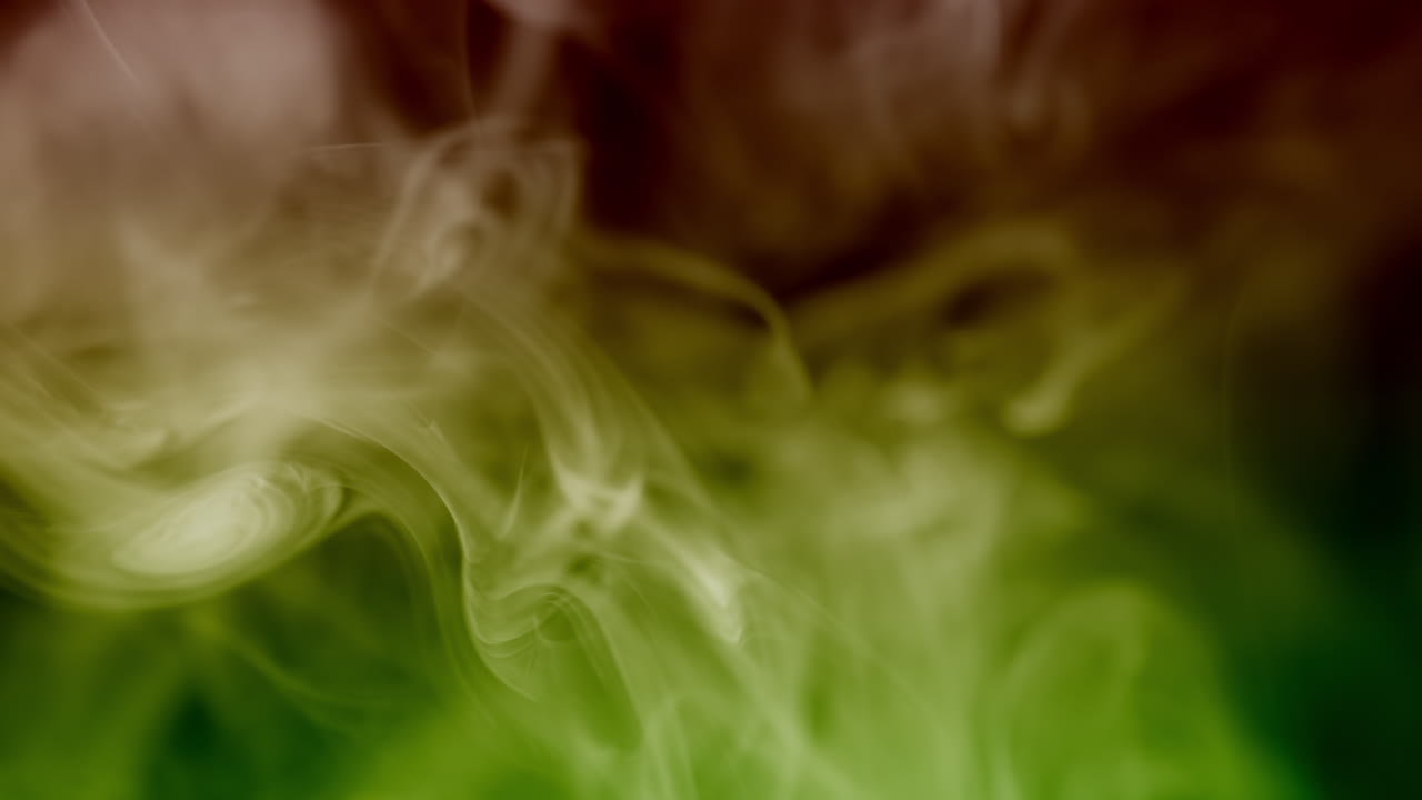 Fumo colorato astratto su uno sfondo nero