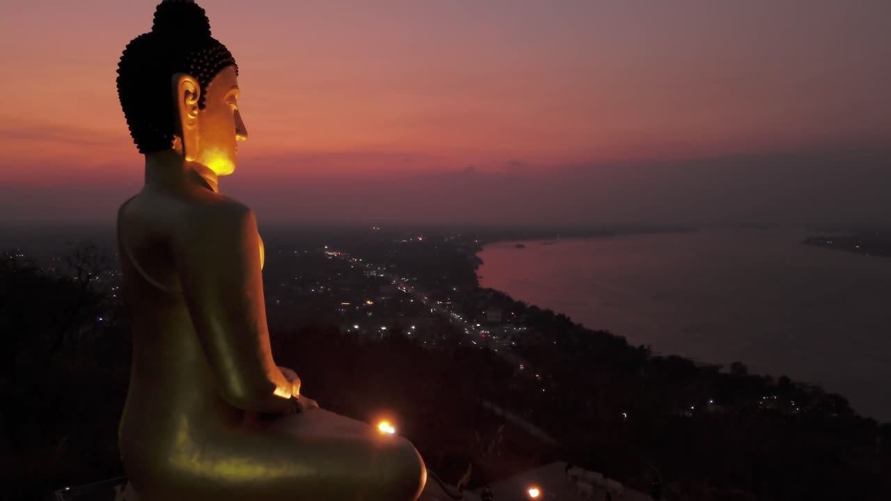 buda dorado con vistas al río mekong atardecer vibrante, pakse, laos