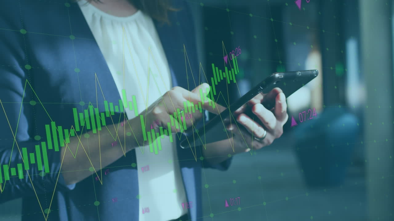 animación de gráficos con números cambiantes, sección media de una mujer biracial desplazándose en una tableta digital