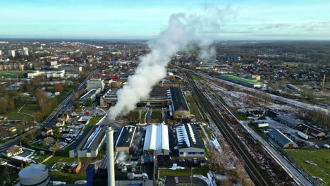 Chimenea-De-Fábrica-Fumando-Y-Contaminando-El-Aire-En-Las-Afueras-De-La-Ciudad-Industrial.