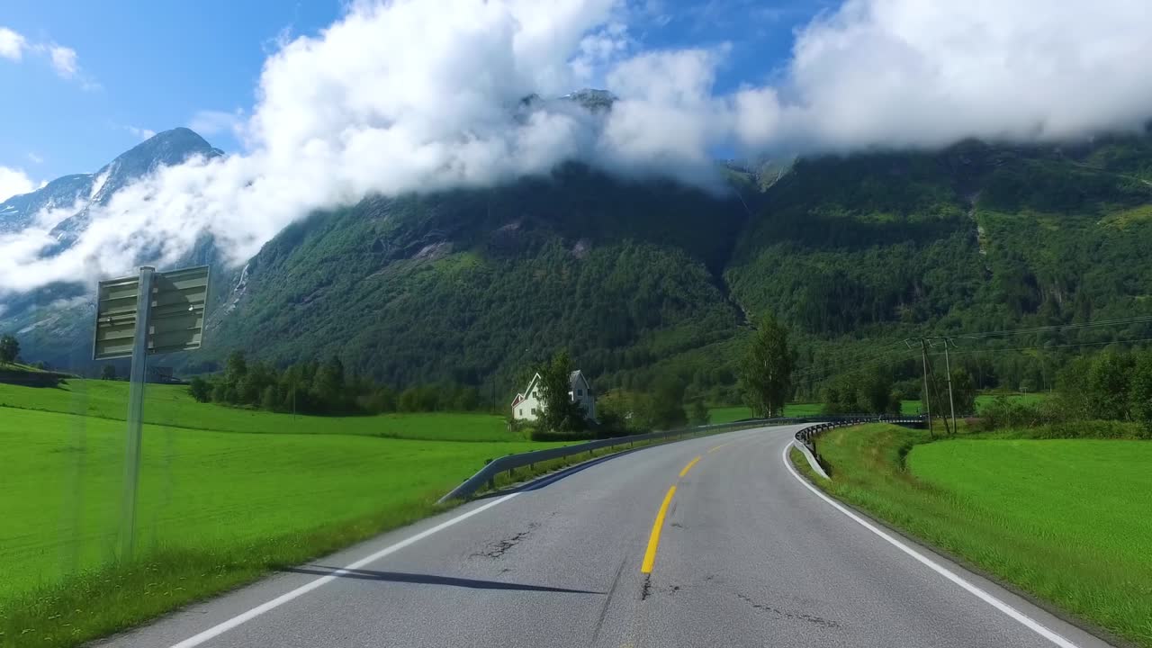 노르웨이 도로에서 차를 운전하다