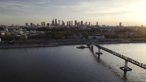 Goldenes-Stundenlicht-Auf-Der-Skyline-Von-Warschau-Und-Der-Weichsel,-Luftaufnahme