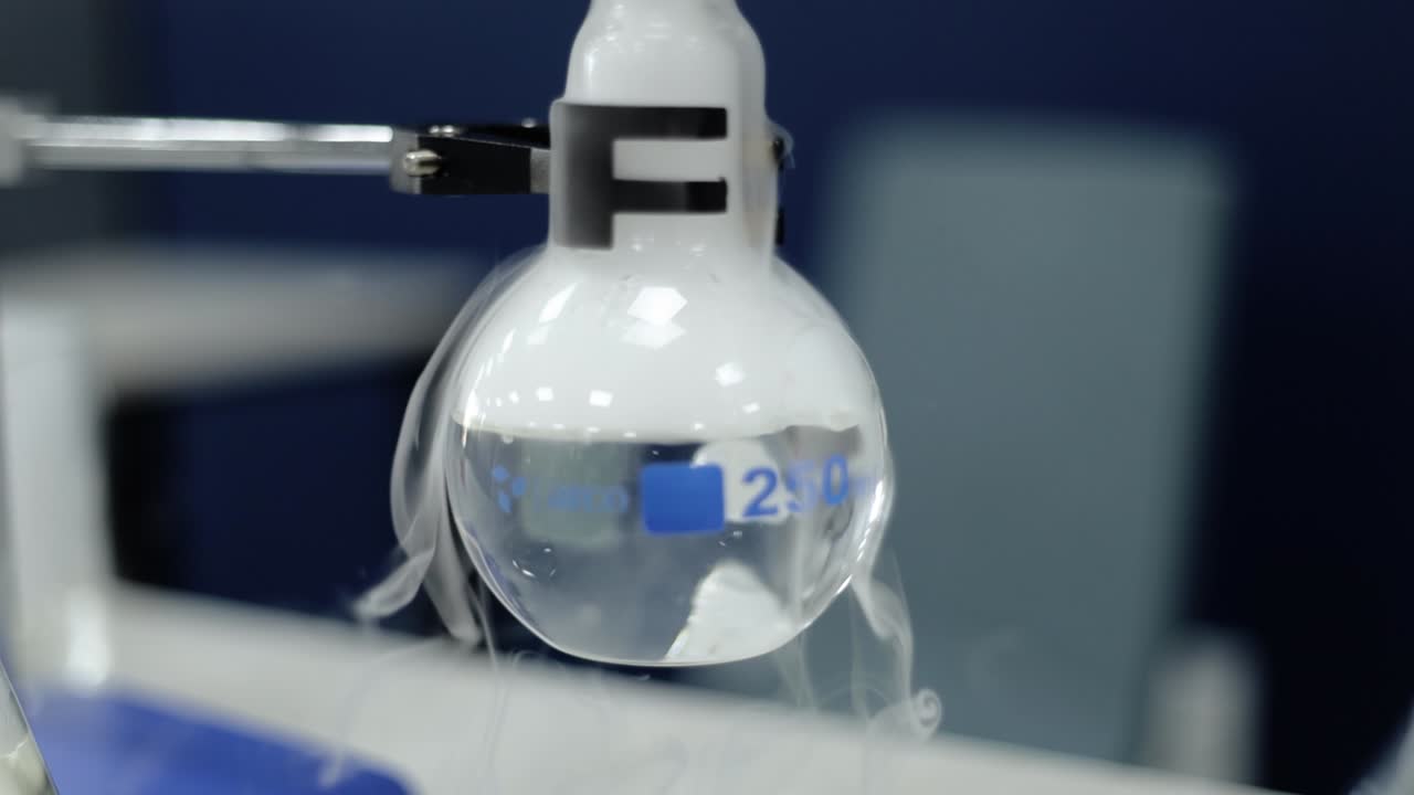 en una meticulosa captura a cámara lenta, un vaso de laboratorio experimenta una reacción química vívida, burbujeando fervientemente y liberando emisiones gaseosas, mostrando la belleza precisa de los fenómenos científicos