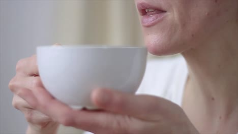 Mujer-Disfrutando-De-Su-Café-Matutino-Almacen-De-Metraje