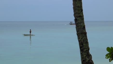 Paisaje-Exótico-Compuesto-Por-Una-Palmera,-Un-Pescador-Y-Un-Bote-De-Cola-Larga-En-El-Fondo