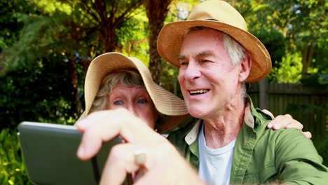 Senior-couple-taking-selfie-with-mobile-phone-4k